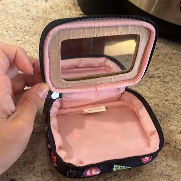 LeSportsac Cosmetic Pouch w/ Large Mirror 💋 - Picture 5 of 7